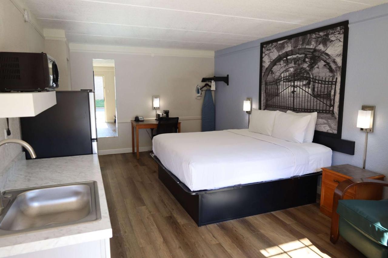 Super 8 By Wyndham Austin South I-35 Hotel Eksteriør billede