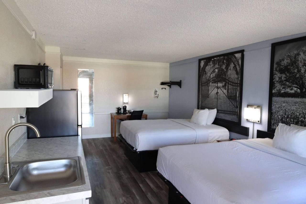 Super 8 By Wyndham Austin South I-35 Hotel Eksteriør billede
